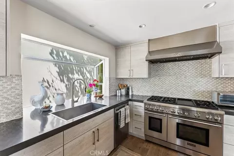 Kitchen - 845 Summit Dr, Laguna Beach, CA 92651 photo 4 of 10