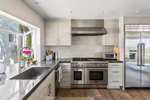 Kitchen - 845 Summit Dr, Laguna Beach, CA 92651 photo 5 of 10