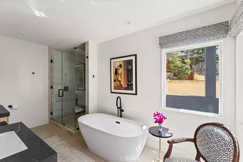 Bath - 845 Summit Dr, Laguna Beach, CA 92651 photo 4 of 9