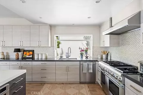 Kitchen - 845 Summit Dr, Laguna Beach, CA 92651 photo 3 of 10