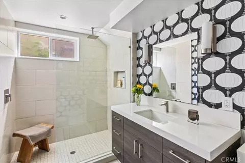Bath - 845 Summit Dr, Laguna Beach, CA 92651 photo 3 of 9