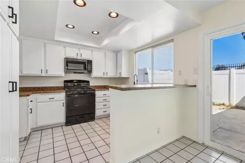 Kitchen - 330 King Ct, Hemet, CA 92543 photo 2 of 4