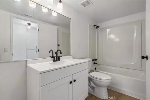 Bath - 330 King Ct, Hemet, CA 92543 photo 3 of 3