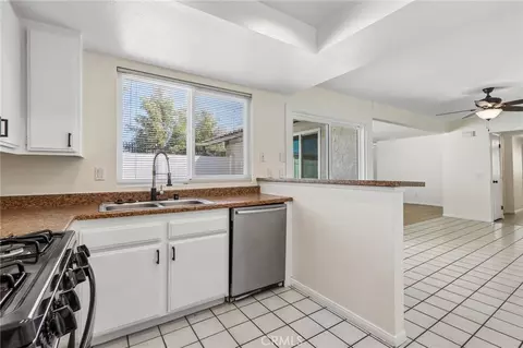 Kitchen - 330 King Ct, Hemet, CA 92543 photo 3 of 4