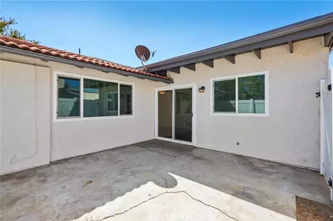 Exterior - 330 King Ct, Hemet, CA 92543 photo 6 of 9