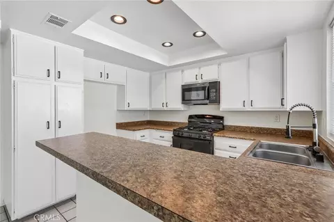 Kitchen - 330 King Ct, Hemet, CA 92543 photo 4 of 4