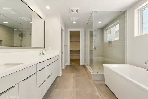 Bath - 133 Apron, Irvine, CA 92618 photo 3 of 7