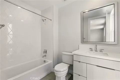 Bath - 133 Apron, Irvine, CA 92618 photo 5 of 7