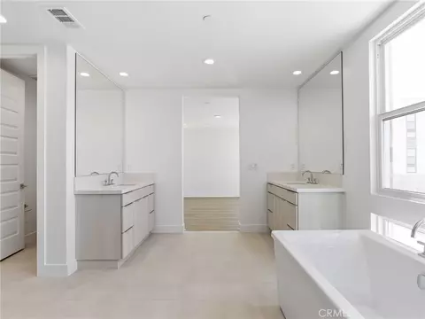 Bath - 125 Apron, Irvine, CA 92618 photo 3 of 5