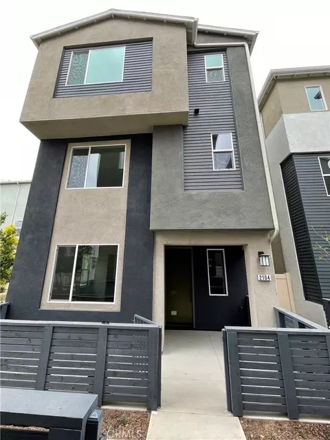 2104 Lacy Crossing Dr, Santa Ana, CA 92701