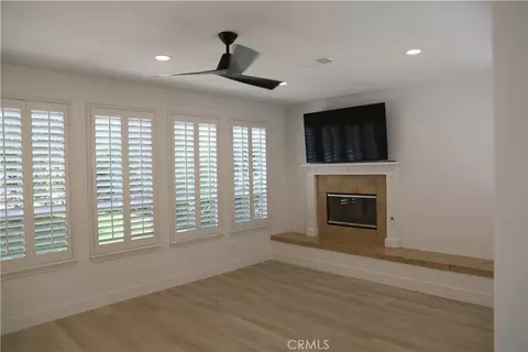 Living - 131 Brooks Ct, Simi Valley, CA 93065 photo 2 of 6