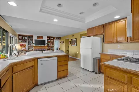 Kitchen - 16584 Creekside, Riverside, CA 92503 photo 3 of 4