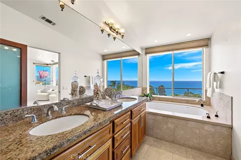 Bath - 2166 Ruby Pl, Laguna Beach, CA 92651 photo 2 of 5