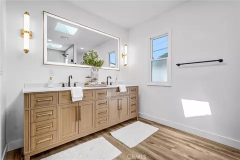 Bath - 4155 Keever Ave, Long Beach, CA 90807 photo 1 of 3
