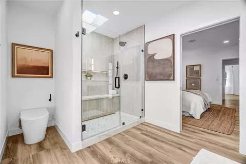 Bath - 4155 Keever Ave, Long Beach, CA 90807 photo 2 of 3