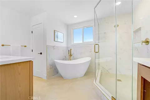 Bath - 9111 S Halldale Ave, Los Angeles, CA 90047 photo 1 of 4
