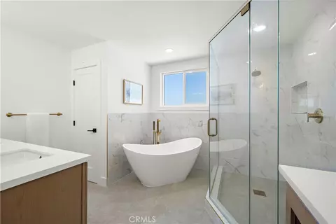 Bath - 9111 S Halldale Ave, Los Angeles, CA 90047 photo 1 of 5