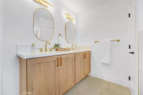 Bath - 9111 S Halldale Ave, Los Angeles, CA 90047 photo 2 of 4
