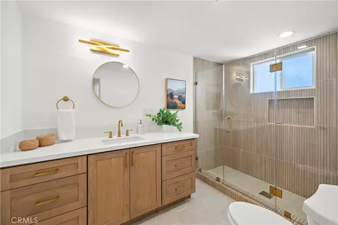 Bath - 9111 S Halldale Ave, Los Angeles, CA 90047 photo 4 of 5