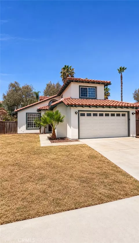 718 Saint Helena, Corona, CA 92879