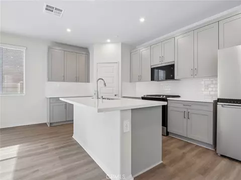 Kitchen - 40106 Campos Elegantes, Temecula, CA 92591 photo 2 of 3