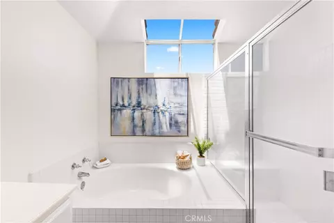 Bath - 9 Terraza, Irvine, CA 92614 photo 3 of 4