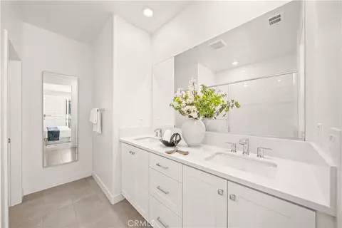 Bath - 271 Lynx, Irvine, CA 92618 photo 3 of 5