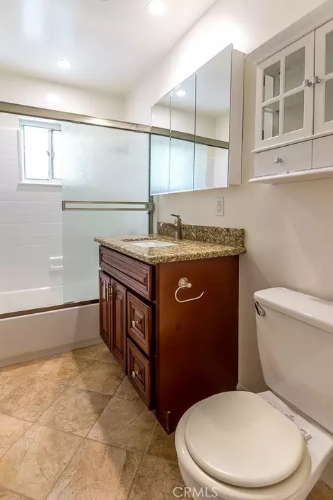 Bath - 219 S Oak St, Orange, CA 92866 photo 4 of 4