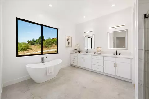 Bath - 2027 Via Monserate, Fallbrook, CA 92028 photo 1 of 9