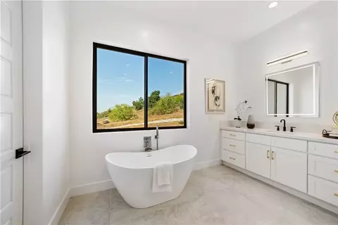 Bath - 2027 Via Monserate, Fallbrook, CA 92028 photo 3 of 9