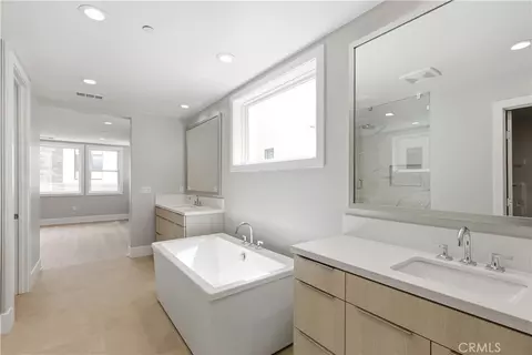 Bath - 156 Apron, Irvine, CA 92618 photo 6 of 8
