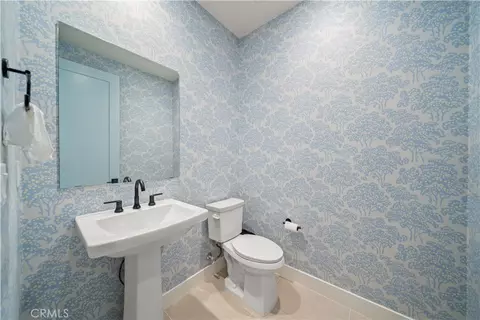 Bath - 18472 Boulder Blf, Silverado, CA 92676 photo 6 of 7