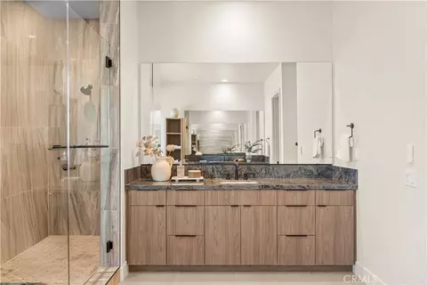 Bath - 18472 Boulder Blf, Silverado, CA 92676 photo 2 of 6