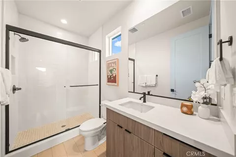 Bath - 18472 Boulder Blf, Silverado, CA 92676 photo 6 of 6
