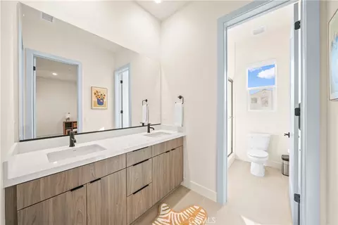 Bath - 18472 Boulder Blf, Silverado, CA 92676 photo 5 of 7