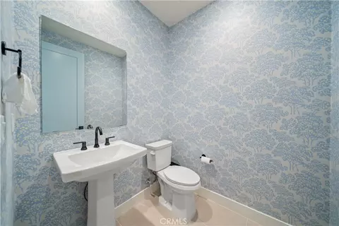 Bath - 18472 Boulder Blf, Silverado, CA 92676 photo 5 of 6