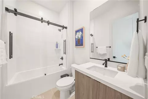 Bath - 18472 Boulder Blf, Silverado, CA 92676 photo 4 of 6