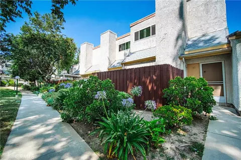 8851 Independence Ave #33, Canoga Park, CA 91304