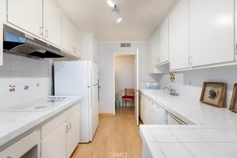 Kitchen - 420 S Madison Apt 109 Ave, Pasadena, CA 91101 photo 2 of 3