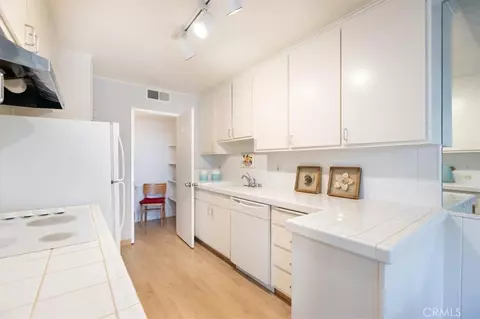 Kitchen - 420 S Madison Apt 109 Ave, Pasadena, CA 91101 photo 1 of 3