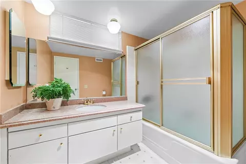 Bath - 9652 Duke, Westminster, CA 92683 photo 7 of 9