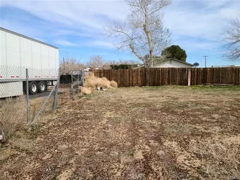 25 E Avenue Q2, Palmdale, CA 93550 photo 3