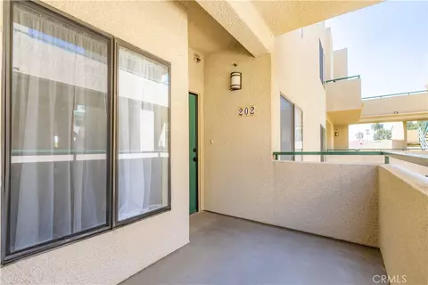 Exterior - 484 S Euclid #202, Pasadena, CA 91101 photo 9 of 11