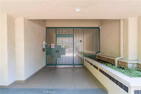 Exterior - 484 S Euclid #202, Pasadena, CA 91101 photo 5 of 11
