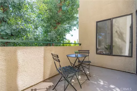 Exterior - 484 S Euclid #202, Pasadena, CA 91101 photo 2 of 11