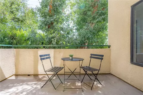 Exterior - 484 S Euclid #202, Pasadena, CA 91101 photo 3 of 11