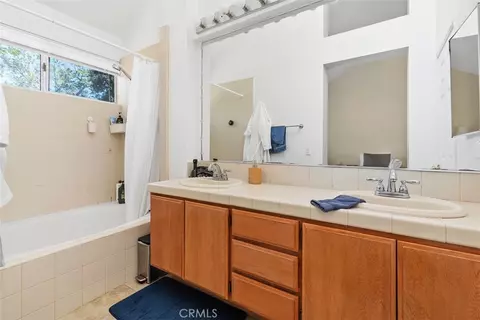 Bath - 7 Del Perlatto, Irvine, CA 92614 photo 1 of 2