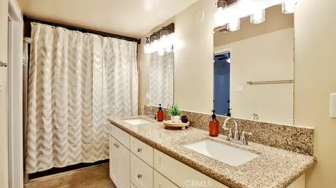 Bath - 138 Green Oaks Dr, Riverside, CA 92507 photo 3 of 5