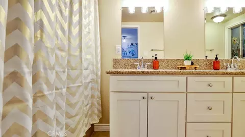 Bath - 138 Green Oaks Dr, Riverside, CA 92507 photo 2 of 5
