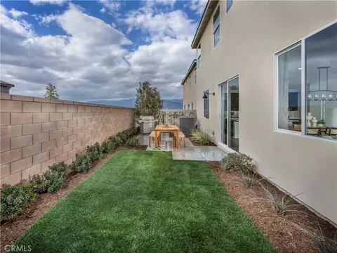 Exterior - 2037 Grapefruit St, Redlands, CA 92374 photo 2 of 2